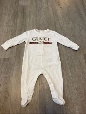 Gucci Kids White Logo Footie Baby One-Piece Sz 3/6 Months